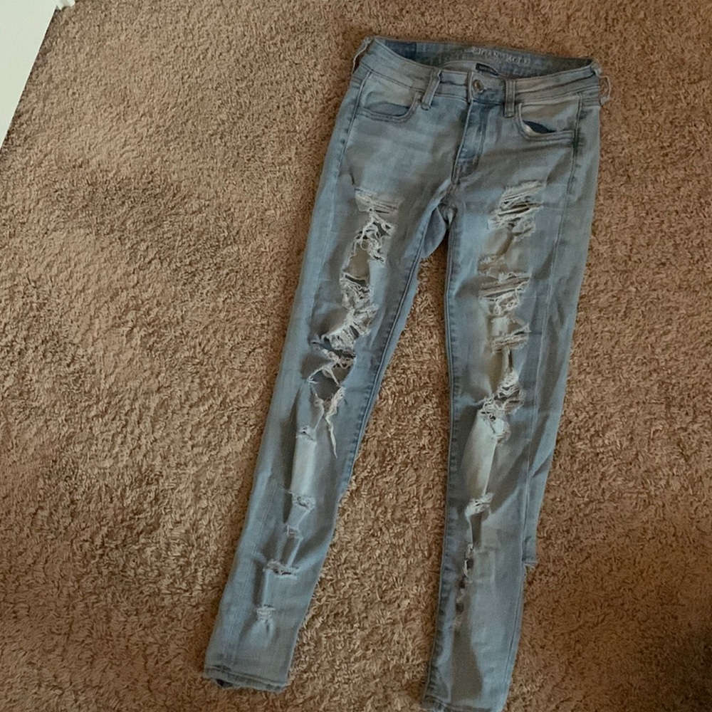 only worn once. great condition american eagle ripped jeans